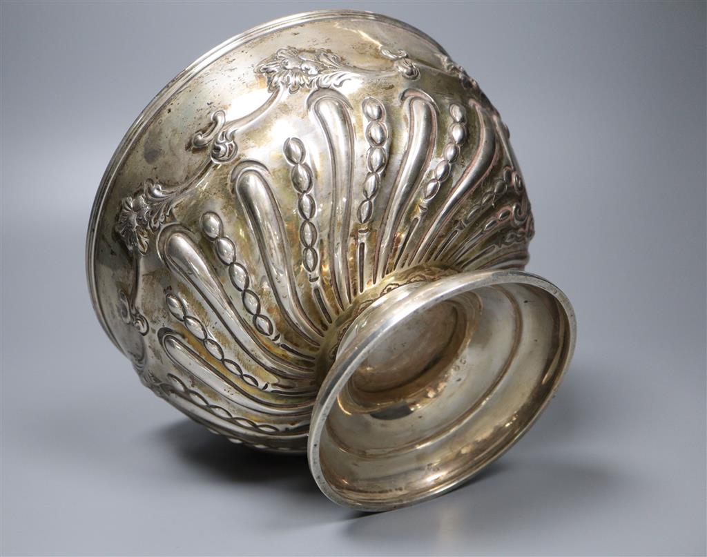 A late Victorian repousse silver rose bowl, William Hutton & Sons, London, 1899,21cm, 17.5oz.